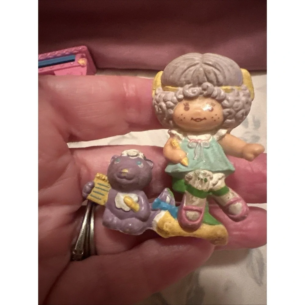 Angel Cake with her pet skunk Miniature Strawberry Shortcake